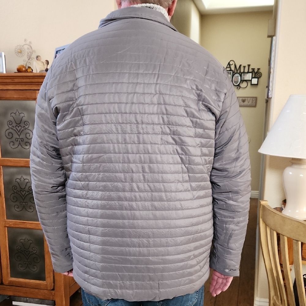 Light Gray Puffer Jacket with Quilted Design and Stand-Up Collar - Picture 3 of 5